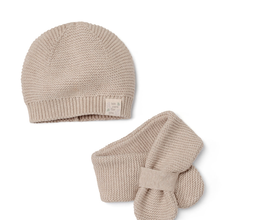 Beige Strickmütze und Schal.