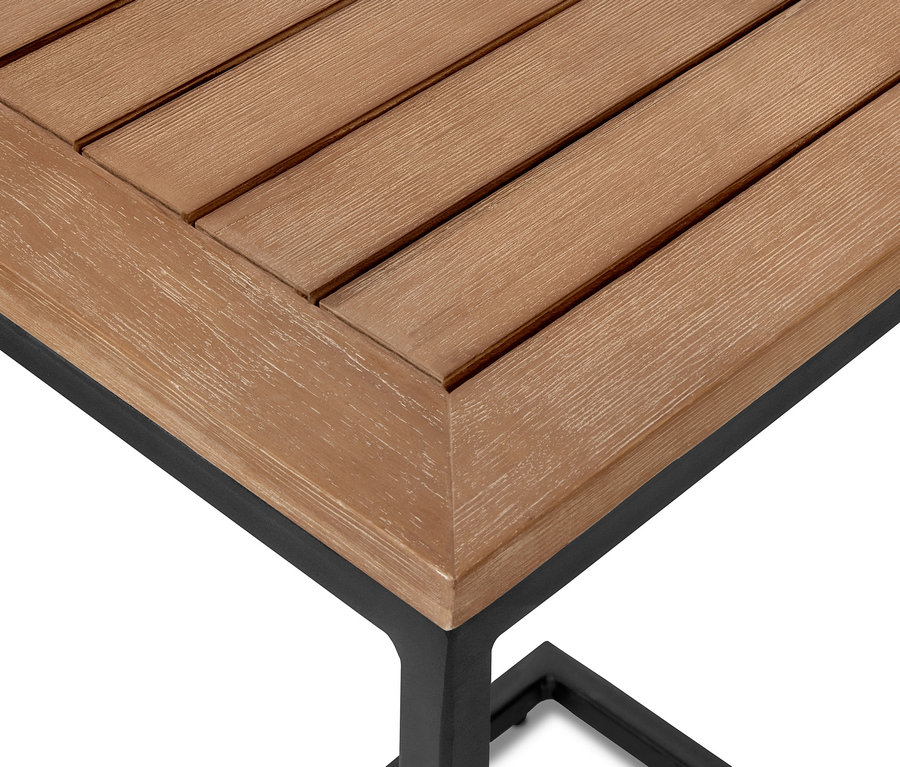 Detailansicht einer Ecke eines Beistelltischs, 2er-Set, mit Holzplatte und schwarzem Metallgestell.