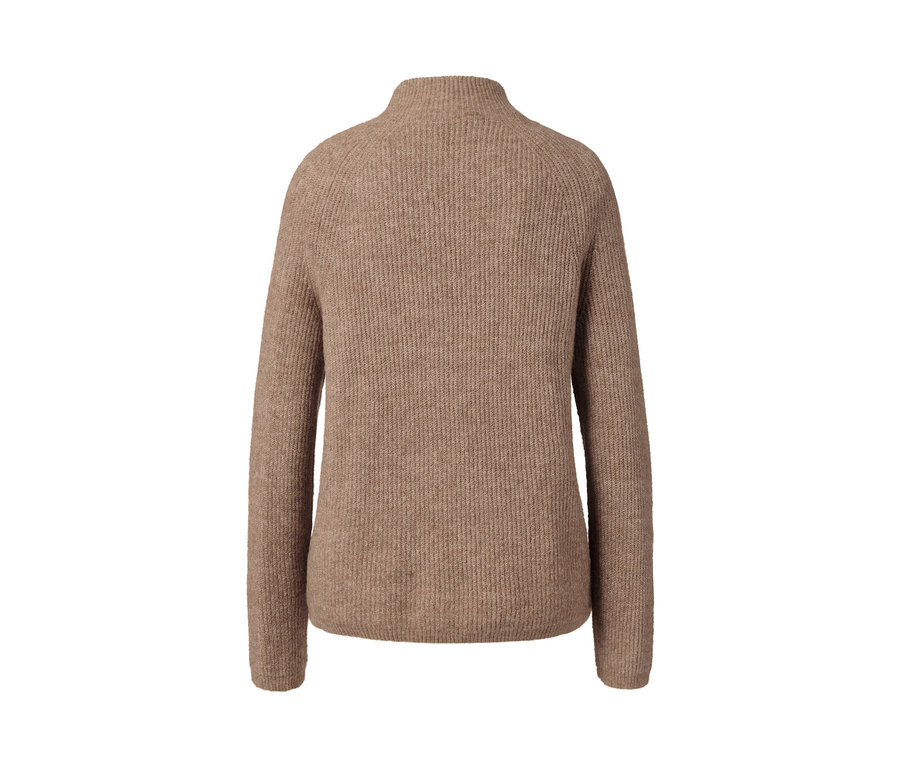 Detailaufnahme eines cognacfarbenen Strickpullovers mit Stehkragen.