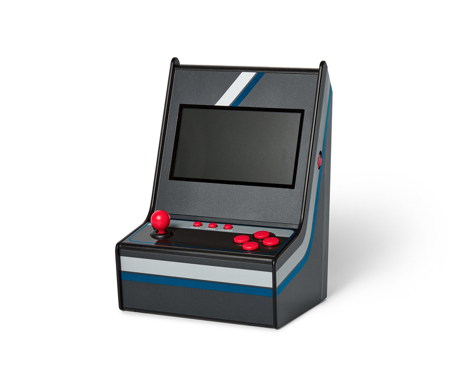 Miniatur-Arcade-Spiel auf weißem Hintergrund.