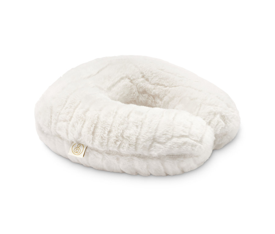 Ein weißes Memory-Foam-Nackenkissen auf weißem Hintergrund.