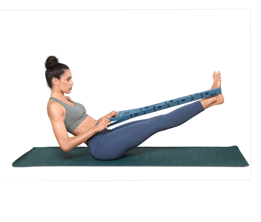 Frau trainiert mit Fitness-Elastikband auf einer Matte.