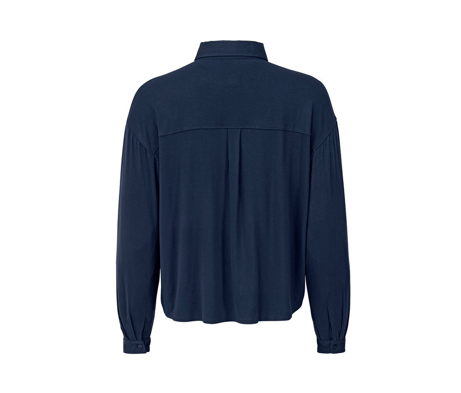 Detailansicht der Rückseite eines Blusenshirts mit langen Ärmeln und Knopfleiste.