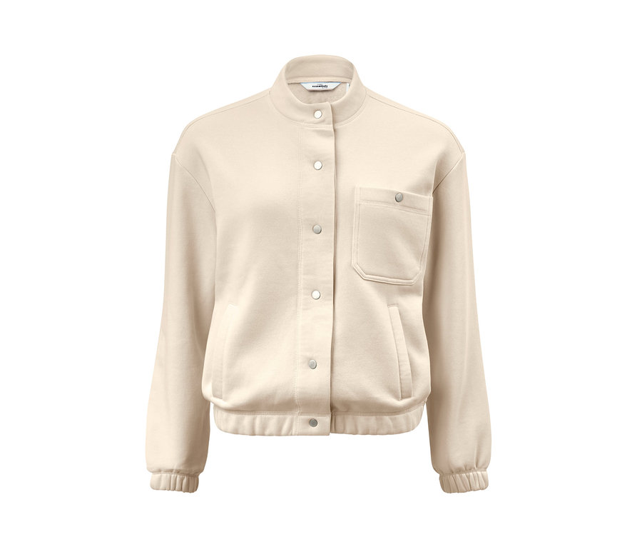 Cremefarbene Sweatjacke mit Brusttasche und Knopfverschluss.