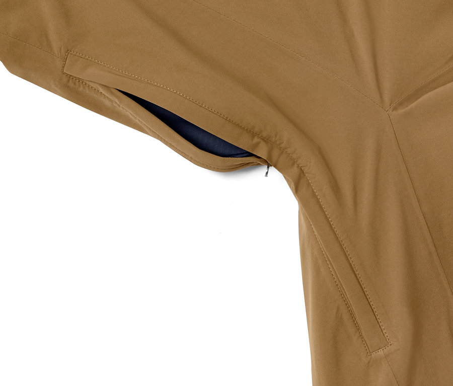 Detailansicht einer Hardshell-Outdoorjacke mit Reißverschlusstasche.