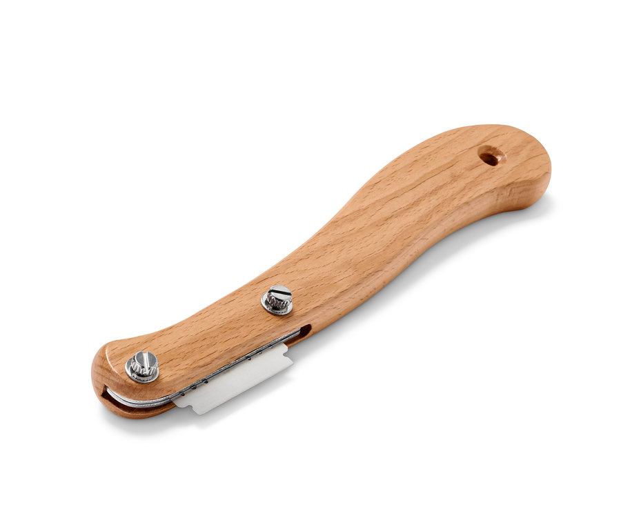 Nahaufnahme eines Bäckermessers mit Holzgriff und weisser Klinge auf weissem Hintergrund.