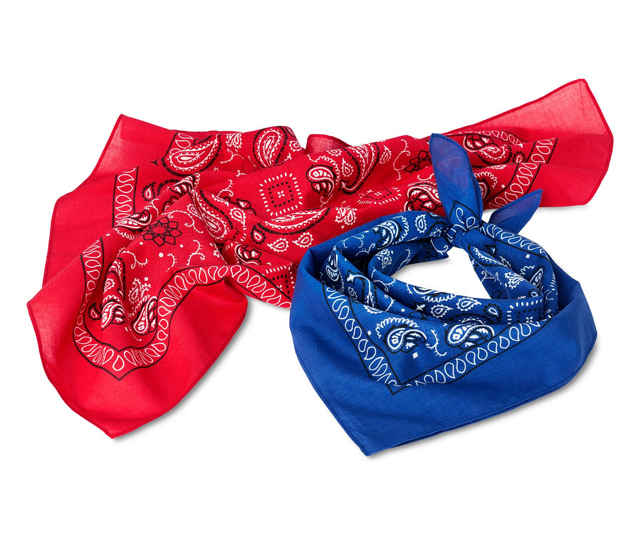 Zwei Bandana-Nickitücher: Eines ist rot mit schwarzem und weissem Muster, das andere ist blau mit schwarzem und weissem Muster.