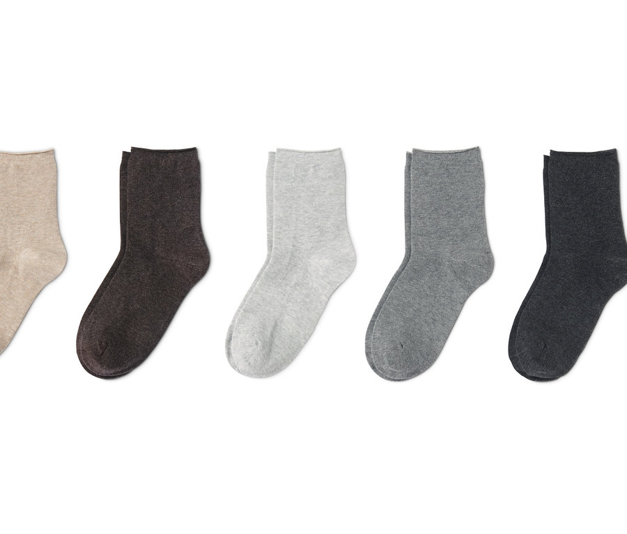 Fünf Paar Socken in Beige, Braun, Hellgrau, Grau und Dunkelgrau.