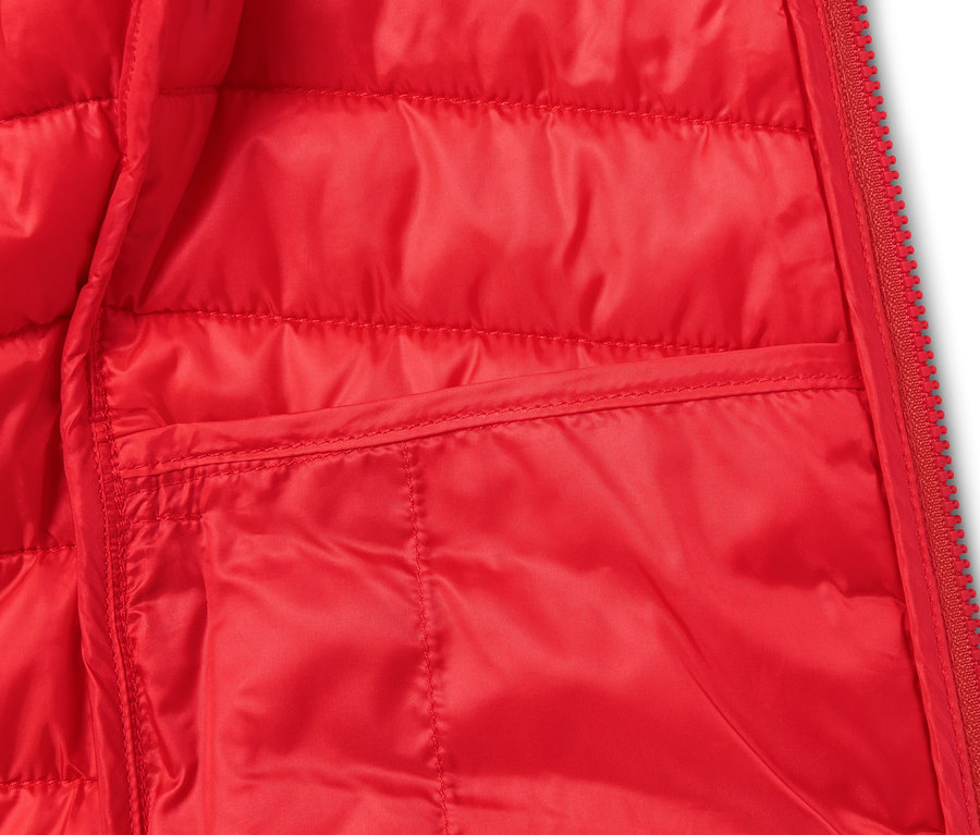 Detailansicht eines roten Steppmantels mit Stehkragen und Tasche.