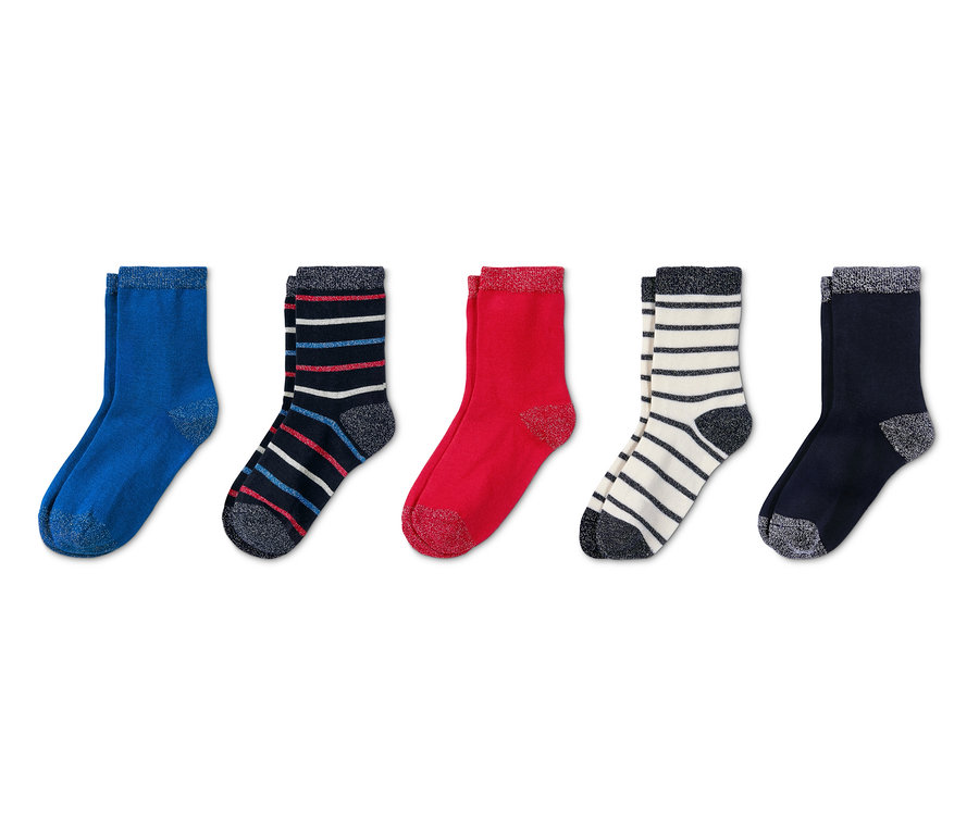 Fünf Paar Socken mit Glitzer in Blau, gestreift, Rot und Dunkelblau.
