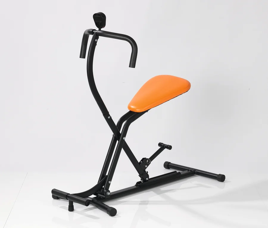 Schwarzes und oranges MAXXMEE-Trainingsgerät "Slide & Crunch" vor einem weißen Hintergrund.