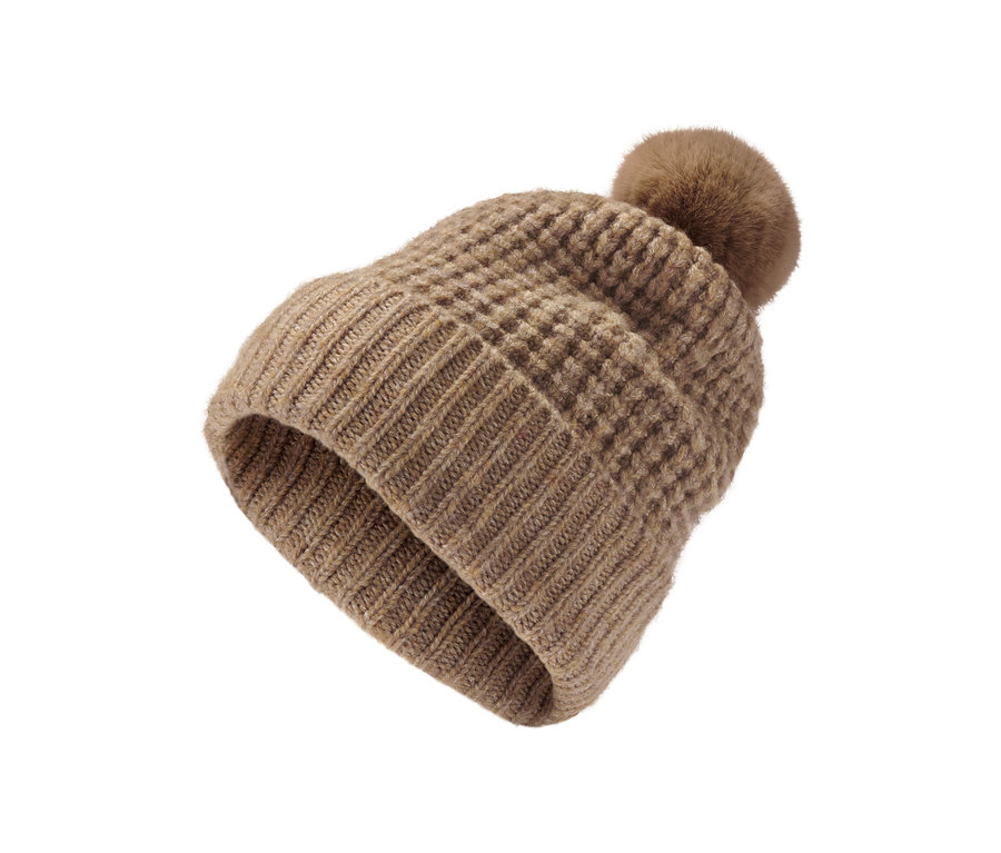 Braune Strickmütze mit Bommel.