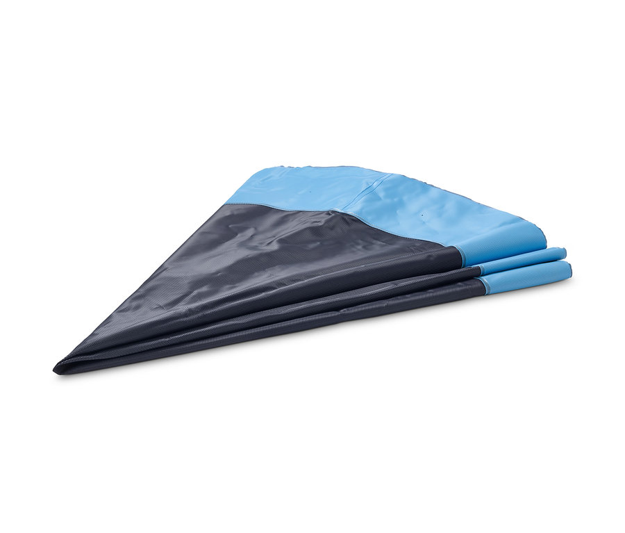 Eine zusammengefaltete Hunde-Wasserspielmatte in Blau und Grau.
