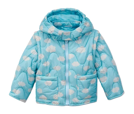 Steppjacke aus recyceltem Material in Hellblau mit weissem Wolkenmuster.