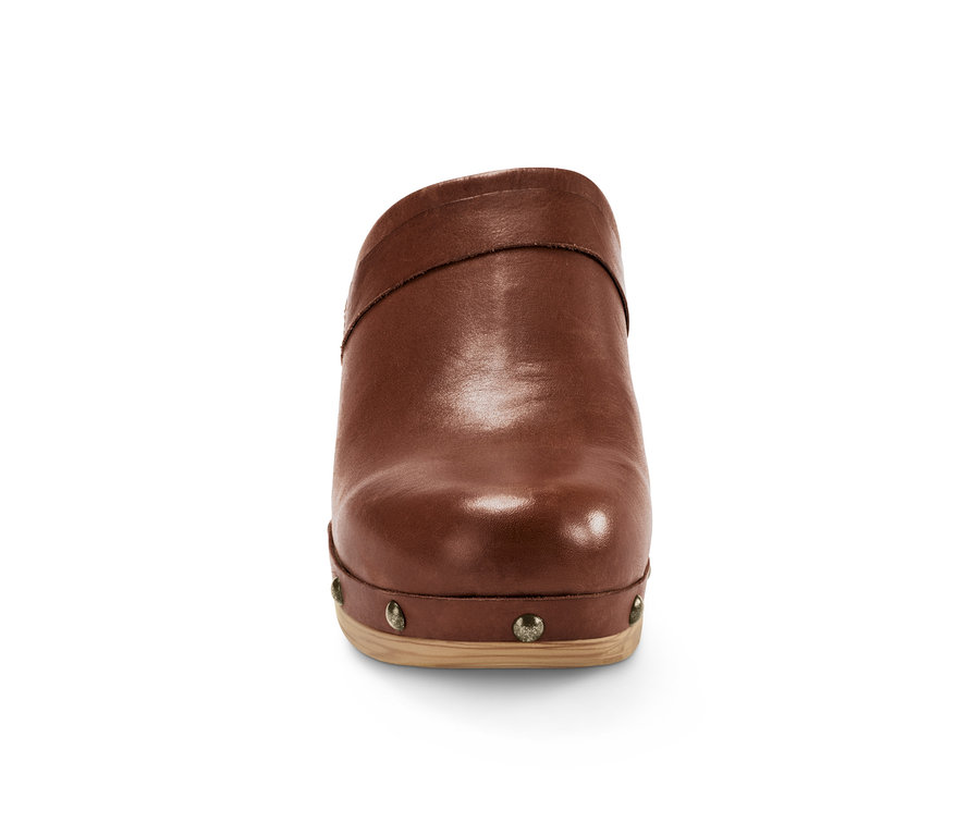 Detailaufnahme von Leder-Clogs.