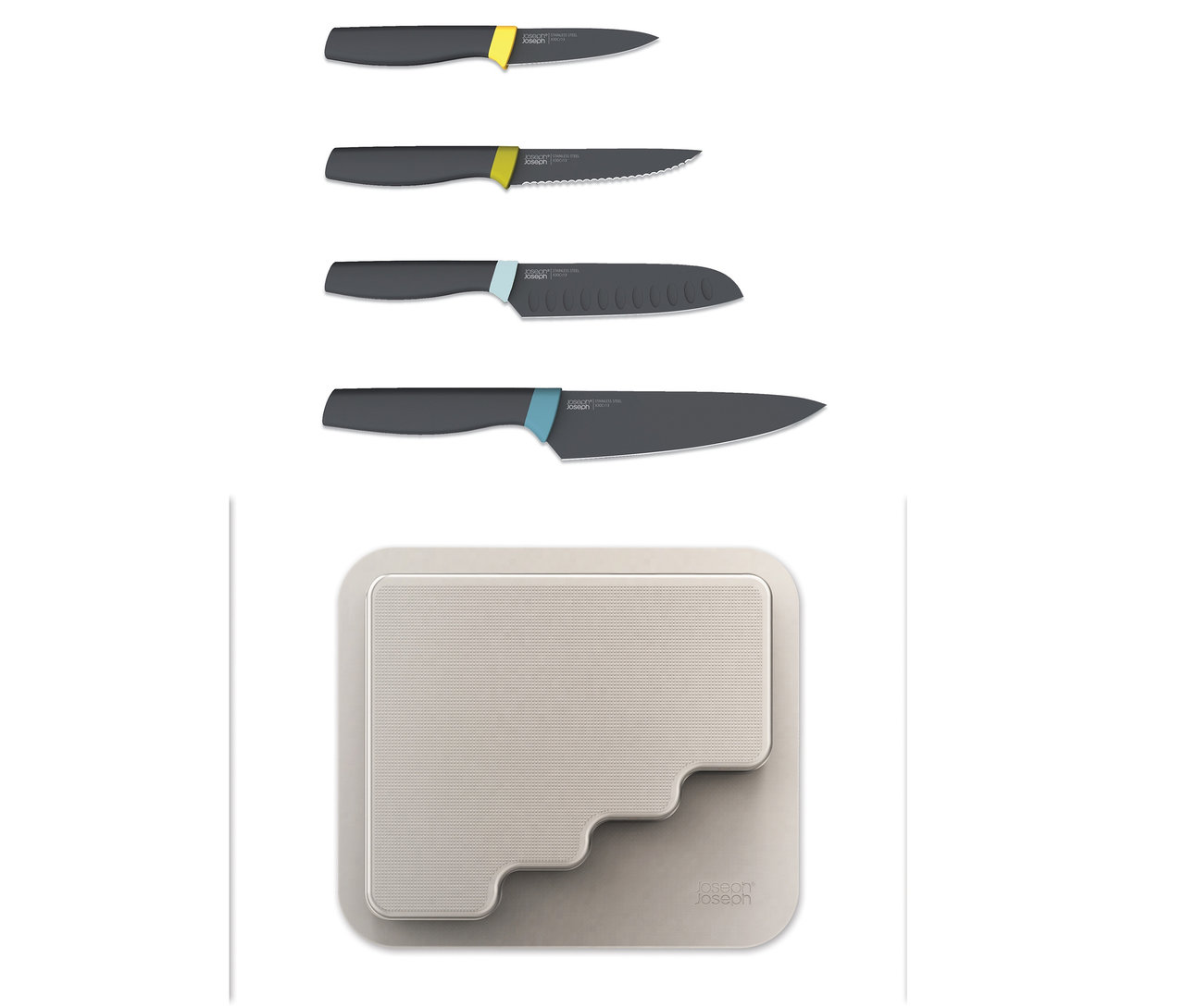 Vier Joseph Joseph DoorStore™ Messersets, übereinander gestapelt, neben einem cremefarbenen Schneidebrett.