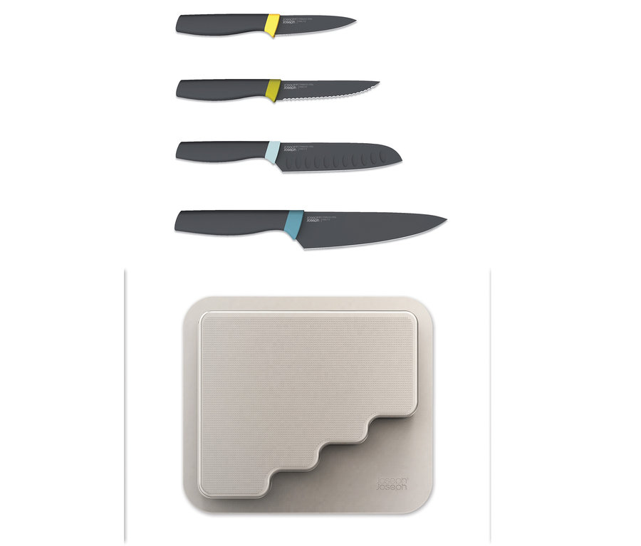Vier Joseph Joseph DoorStore™ Messersets, übereinander gestapelt, neben einem cremefarbenen Schneidebrett.