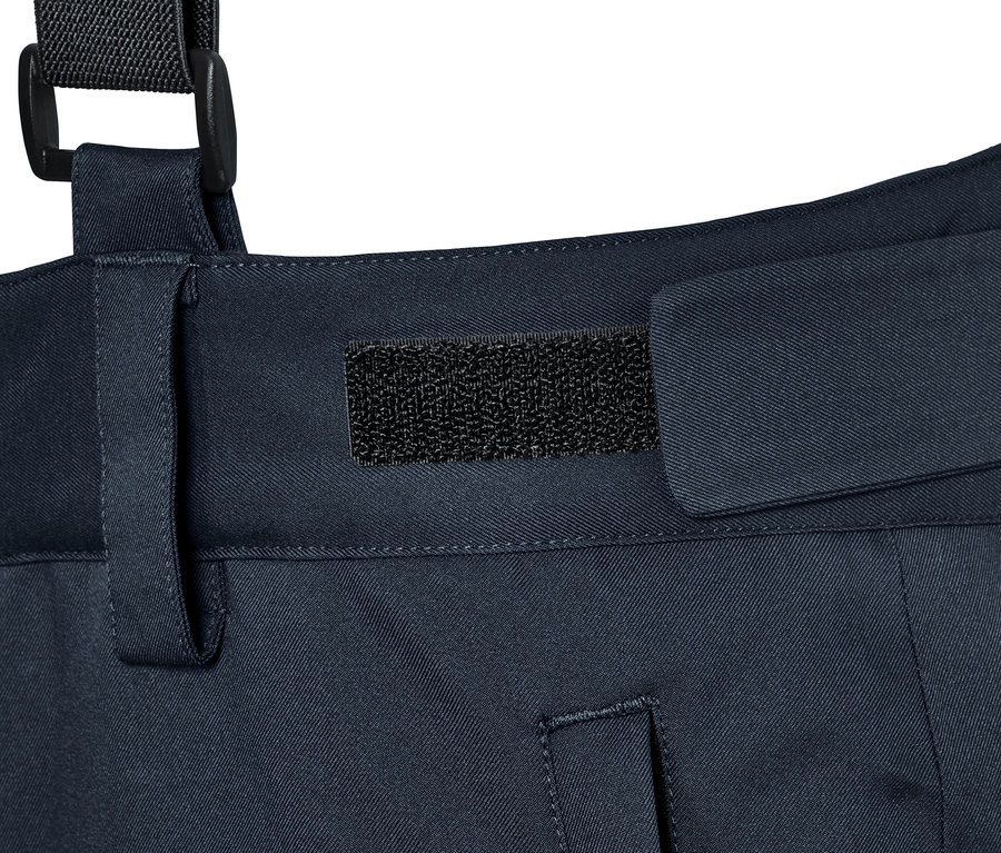 Detailaufnahme einer dunkelblauen Skihose mit schwarzen, elastischen Hosenträgern.