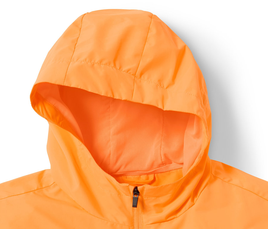Detailansicht einer neonorangen Windprotection-Jacke mit Kapuze und Reißverschluss.