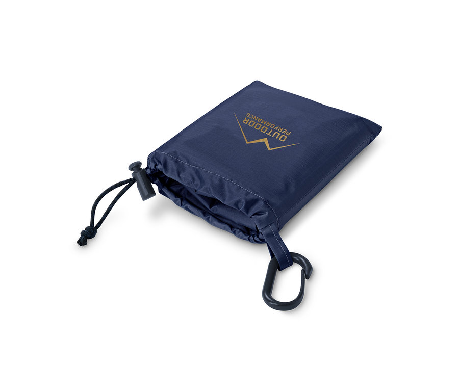 Eine gefaltete Mini-Picknickdecke in einer blauen Tasche mit Kordelzug und Karabiner.