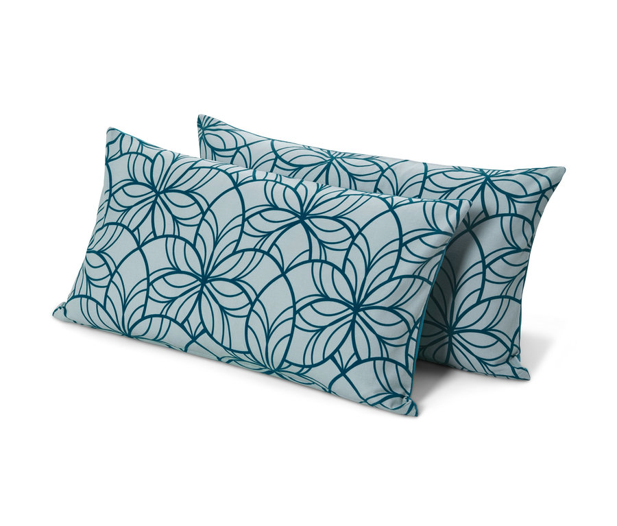 Zwei Biber-Kopfkissenbezüge mit blauem Blumenmuster auf weißem Hintergrund.