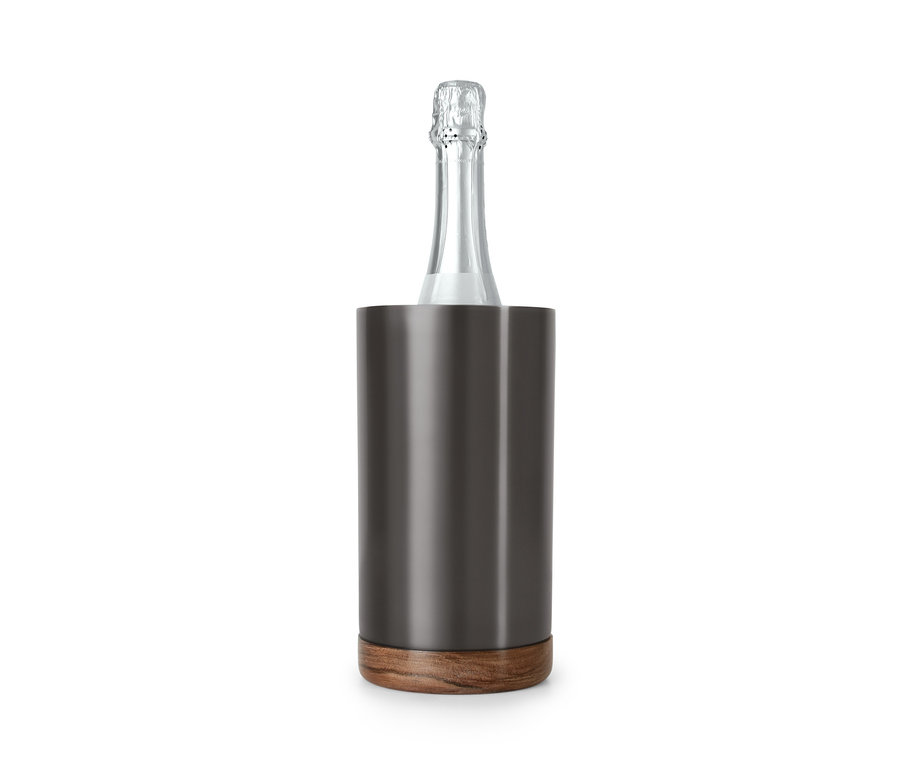 Eine Flasche Wein in einem Weinkühler und Utensilienständer.