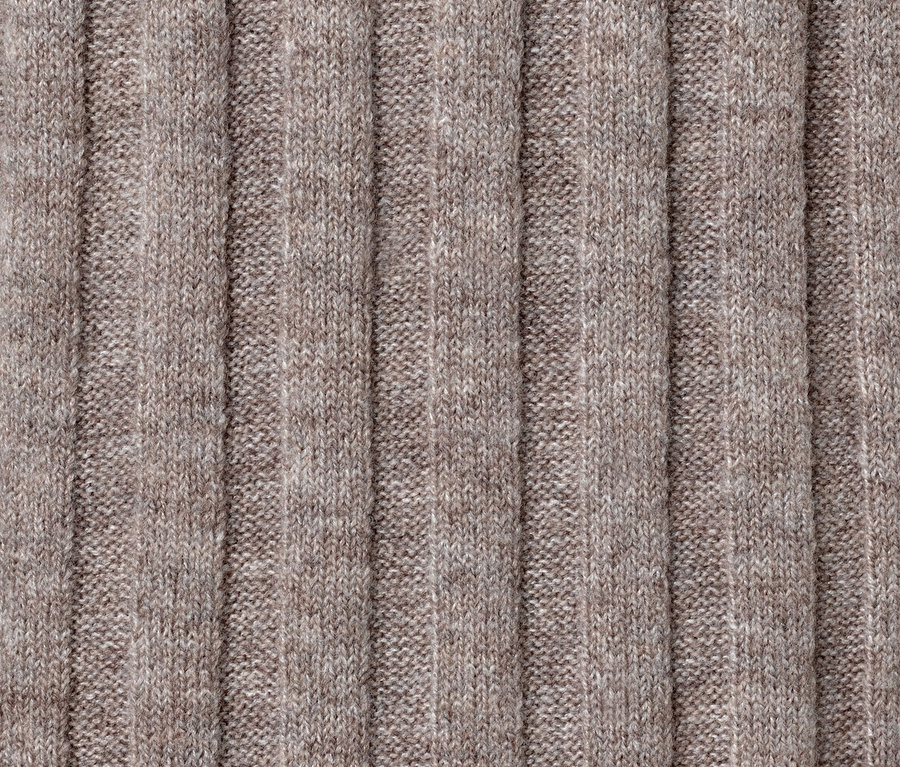 Nahaufnahme eines gerippten Strickkleids mit Stehkragen.