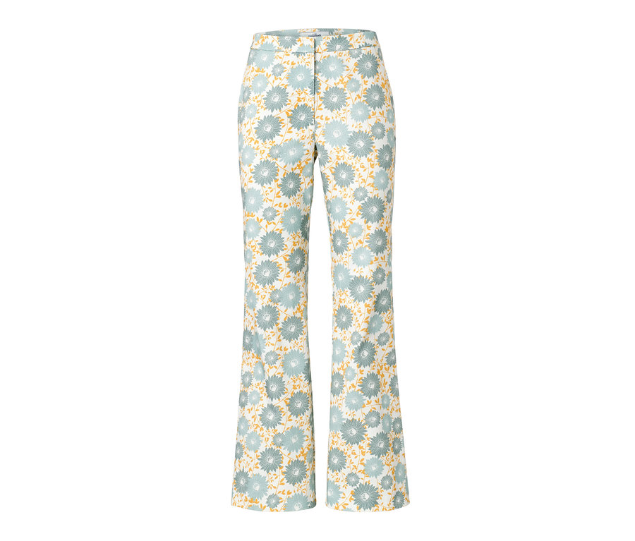 Weiße Webhose mit blau-gelbem Blumenmuster.