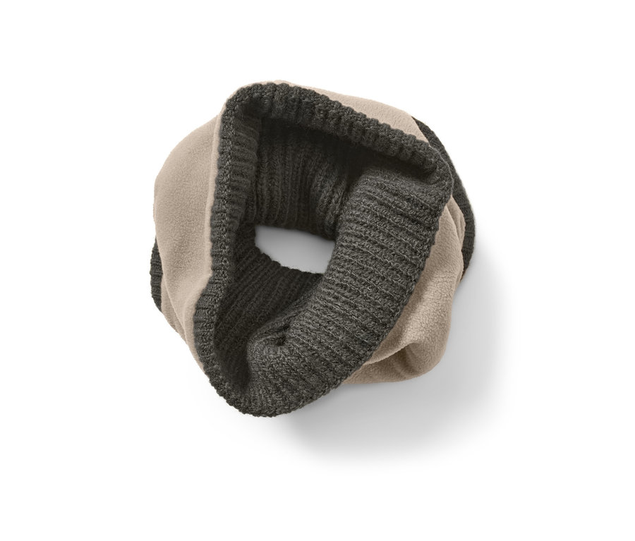 Grüner Strick-Schlauchschal auf weißem Hintergrund.