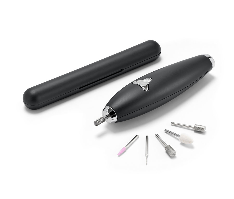 Schwarzes Etui und Maniküre-und-Pediküre-Gerät mit verschiedenen Aufsätzen auf weißem Hintergrund.