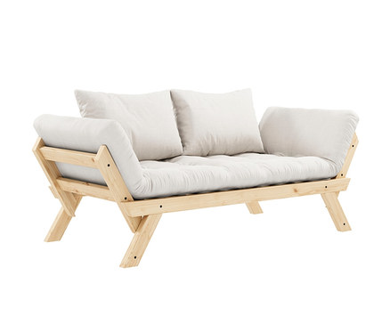 Ein beiges Karup Design-Schlafsofa »BEBOP« mit Holzrahmen und zwei Kissen.