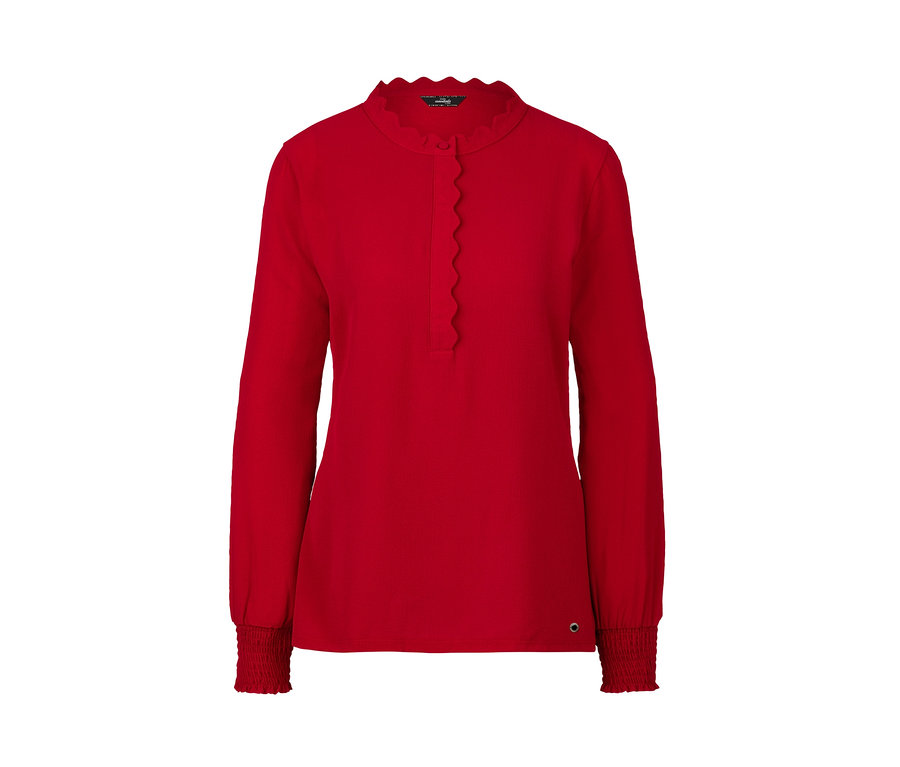 Ein rotes Blusenshirt mit langen Ärmeln und Rüschen am Kragen.