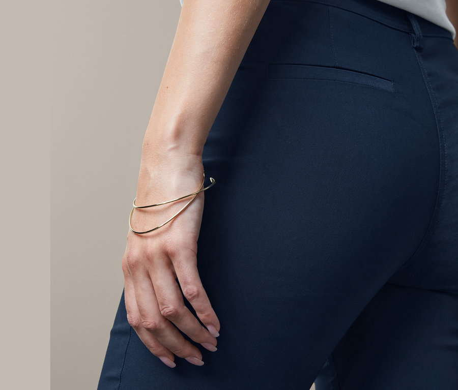 Detailaufnahme einer Frau, die eine Bengalin-Hose und ein Armband trägt.