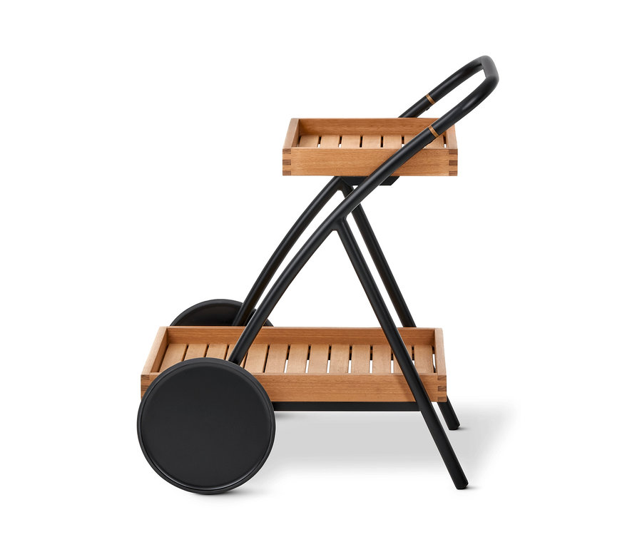 Ein zweistöckiger Garten-Barwagen »Elin« mit schwarzem Rahmen und Holzablagen.