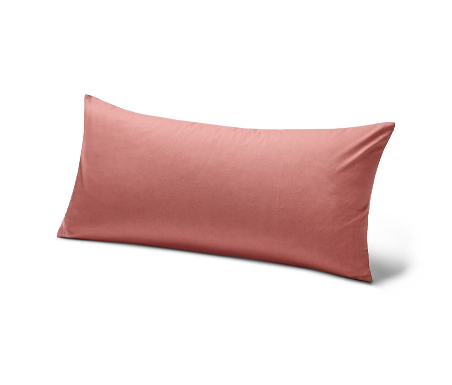 Ein rosafarbener Seiden-Baumwoll-Kopfkissenbezug liegt auf einem weißen Hintergrund.