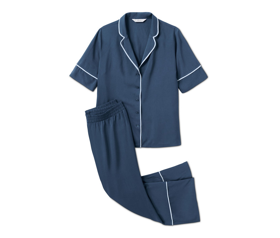 Blauer Pyjama mit weißen Paspeln, bestehend aus einem kurzärmeligen Oberteil und einer Hose.