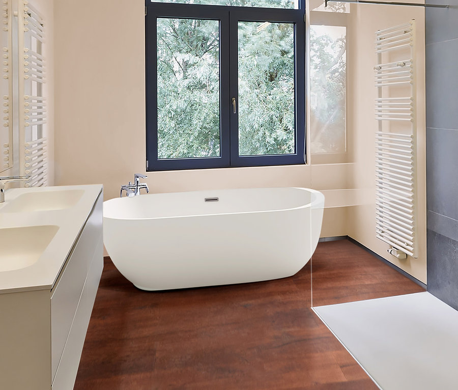 Badezimmer mit weißer Home-Deluxe-Badewanne »CODO«, Waschbecken und Duschkabine.