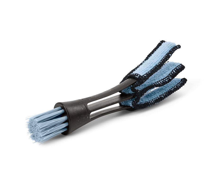 Detail einer 2-in-1-Reinigungsbürste mit blauen Borsten und blauen Mikrofaserbezügen.