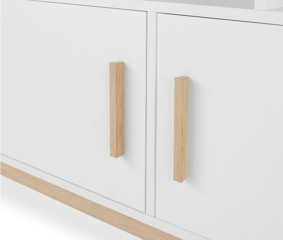 Detailansicht eines weißen Bücherregals »Eklund« mit Türen und Holzgriffen.