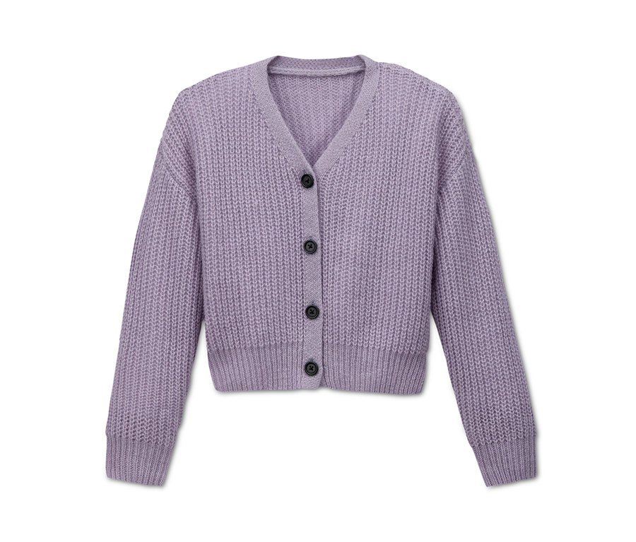 Lila Strickjacke mit Knöpfen vorne.