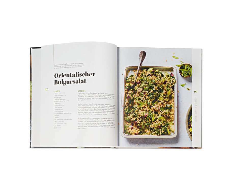 Offenes Kochbuch mit Rezept für orientalischen Bulgursalat und Teller mit fertigem Salat.