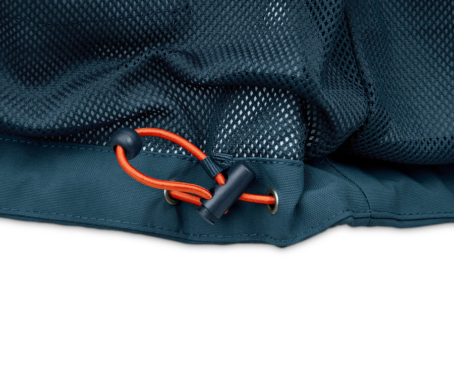 Detailansicht eines Funktionsparkas, der einen Kordelzug und ein Netzfutter zeigt.