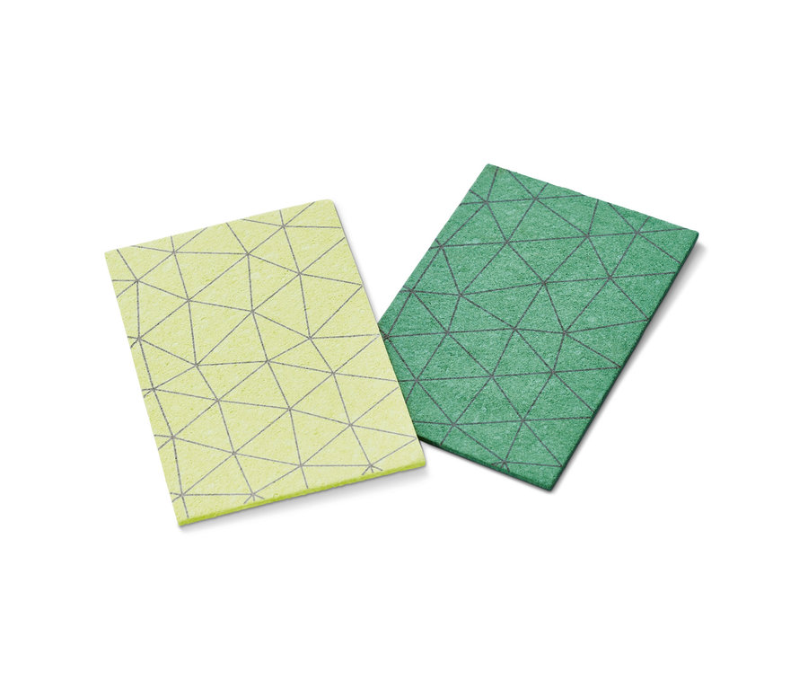 Zwei extragroße Pop-Up-Schwämme mit geometrischem Muster liegen auf einer weißen Fläche.
