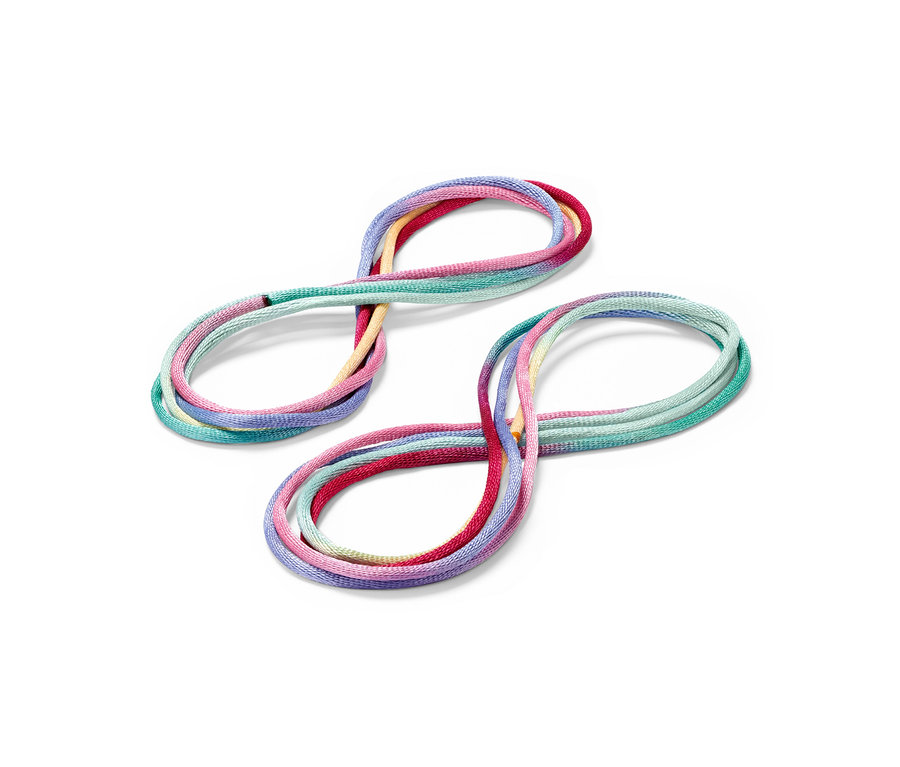 Zwei bunte Fingertwist-Schnüre auf weißem Hintergrund.