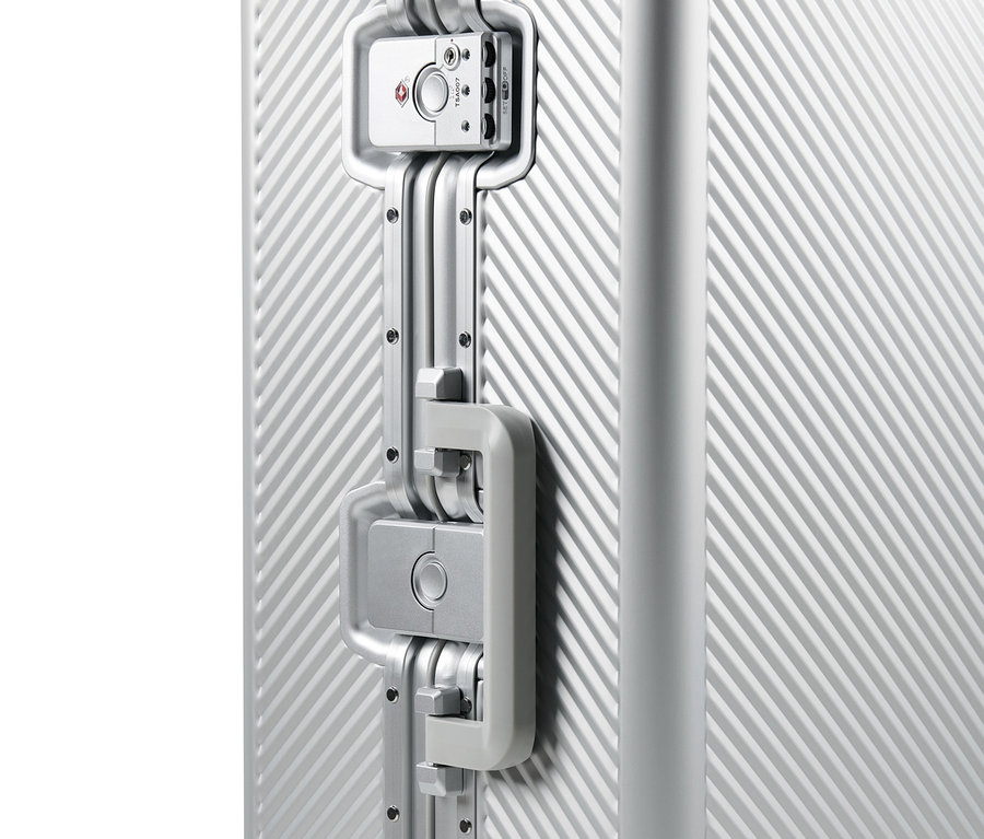 Detailaufnahme eines Aluminium-Koffers mit Schloss und Griff.