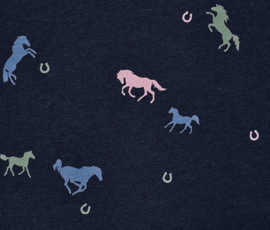 Dunkelblauer Stoff mit Pferde- und Hufeisenmuster. 2 Shirts aus Bio-Baumwolle.