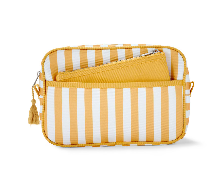 Gestreifte Kulturtasche mit Kosmetiktasche.