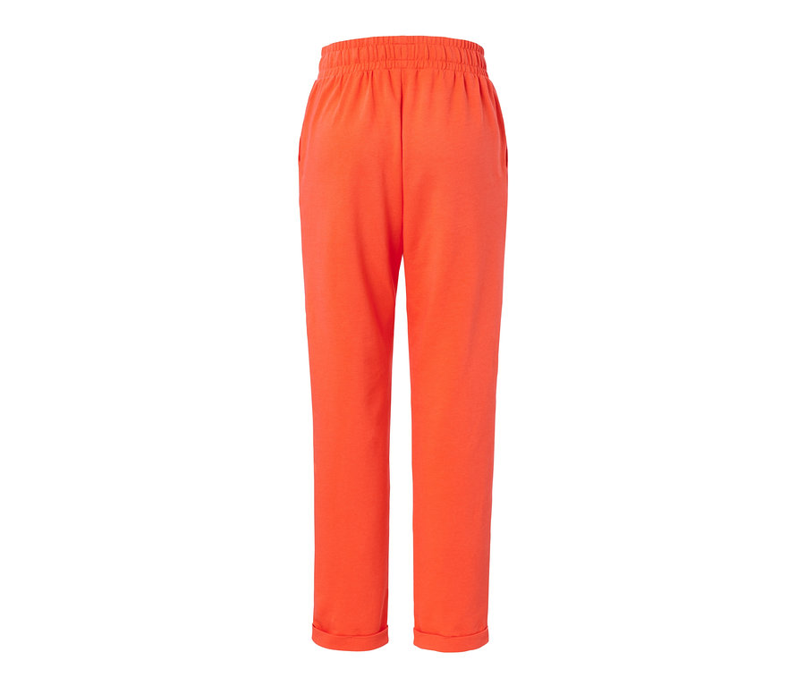 Orange Loungehose mit Gummibund und umgekrempelten Hosenbeinen.