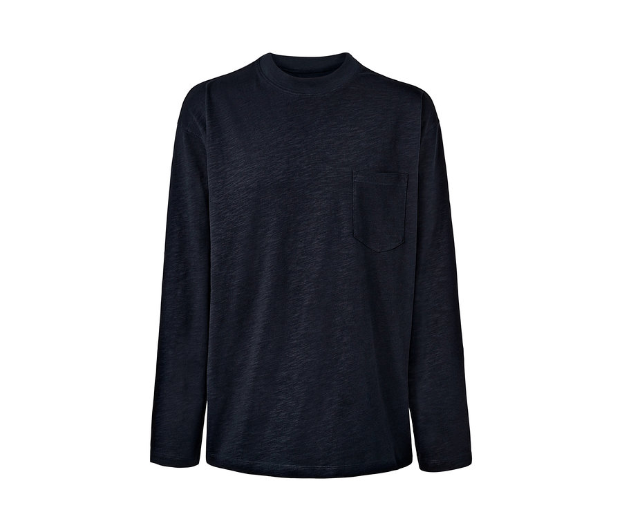 Dunkelblaues Langarmshirt mit Brusttasche.