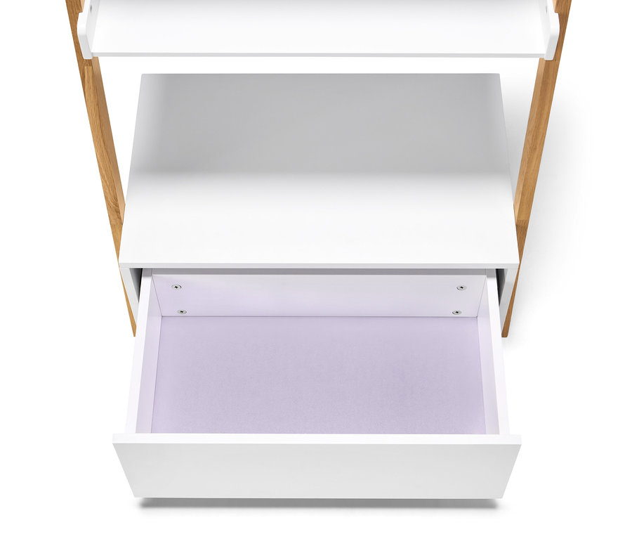 Draufsicht auf ein weisses Leiterregal mit ausgezogener Schublade.